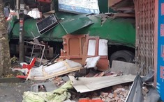 Khoảnh khắc xe container lao vào 2 ngôi nhà tại Hải Phòng khiến 1 người bị thương nặng