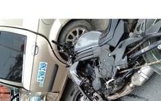 Sơn La: Xe mô tô phân khối lớn Kawasaki đâm vào taxi sang đường, hai người bị thương nặng
