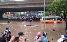 Hà Nội: Nhiều điểm ngập lụt nặng sau trận mưa lớn, hàng loạt phương tiện chết máy giữa dòng nước