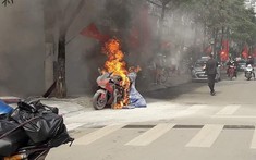 Nắng lên, mô tô phân khối lớn "giả Ducati" cháy ngùn ngụt trên đường phố Hà Nội