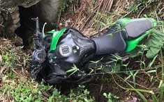 Bắc Kạn: Phân khối lớn Kawasaki Z900 vỡ tan dàn đầu xe sau cú trượt xuống vệ đường