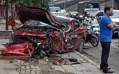Hà Nội: Xe Mazda nát bét sau tai nạn lúc rạng sáng, một người bị thương