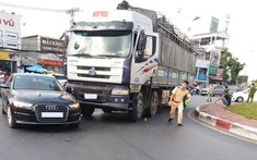Quận 6: Audi A6 va chạm với xe tải tại vòng xoay Phú Lâm, giao thông ùn tắc nhẹ
