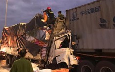 Quận 12: Xe chở gạo tông đuôi xe container trên quốc lộ 1, 3 người bị mắc kẹt trong khoang lái