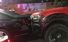 Video: Xe bán tải Ford Ranger tông đuôi xe Mercedes-Benz S-Class đang dừng chờ đèn đỏ ở Hà Nội