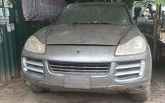 Hà Nội: Porsche Cayenne đỗ tại bãi xe vi phạm với ngoại thất đóng vụi dày đặc, hoá ra là xe đã ở đây hơn 5 năm