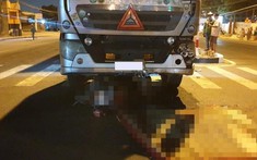 Bình Dương: Xe máy chở 3 tông trực diện vào xe container, 3 người thương vong
