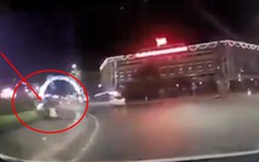 Video: Xe máy lao thẳng vào bùng binh tại Thái Nguyên, một người bị thương