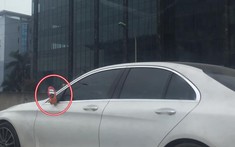 Mercedes-Benz C300 AMG lăn bánh trên đường phố Hà Nội với cặp gương trang điểm gây chú ý
