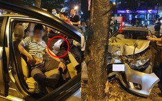 Hà Nội: Toyota Vios nát bét đầu xe sau khi tông vào gốc cây, túi khí nổ, tài xế bị nghi say rượu