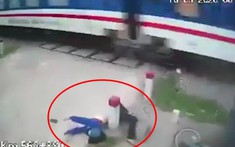 Video: Người phụ nữ liều lĩnh băng qua đường ray bị tàu hoả tông trúng