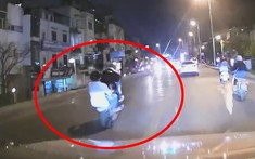 Video: "Dân tổ" bốc đầu xe máy chạy trên đường phố Hà Nội khiến người đi đường sợ hãi