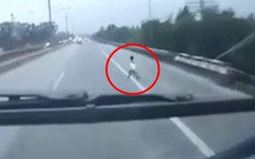 Video: Bé trai chạy qua cao tốc Thăng Long - Nội Bài và pha đánh lái xuất thần của tài xế xe khách