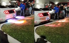 Ford Mustang nẹt pô "khạc lửa" cháy bãi cỏ, vui thôi đừng vui quá