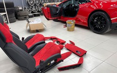Không chỉ sơn đổi màu, thợ Việt còn bọc da Alcantara cho siêu xe Lamborghini Huracan
