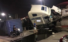 Hải Phòng: Xe container lật nghiêng, rơi trục bánh xe sau khi tông vào chân cầu vượt