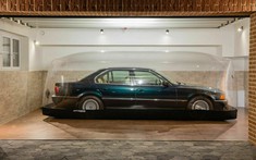 Chiếc BMW 740i nằm trong bong bóng bơm hơi suốt 2 thập kỷ tìm chủ mới với giá không rẻ