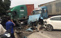 Hiện trường "tan nát" sau cú đâm giữa 2 xe container và 1 xe ô tô con trên quốc lộ 1A