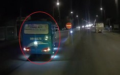 Video: Ô tô khách "tạt đầu" xe khác rồi ngang nhiên đi ngược chiều trên quốc lộ 1A