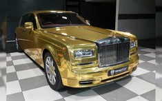 Đại gia Ấn Độ "chơi trội" khi mua Rolls-Royce Phantom bọc crôm vàng để làm... xe taxi