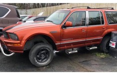Đây là "Ford Mustorer" - Một chiếc xe quái dị lai tạo từ Mustang và Explorer