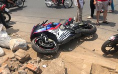 Xe phân khối lớn "cá mập" BMW S1000RR gặp tai nạn ở ngã tư, một học sinh nhập viện