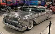 Chói mắt trước chiếc Chevrolet Impala 1958 cổ điển có thân vỏ độ trông như "chạm khắc kim loại"
