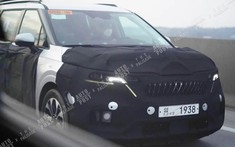 Kia Sedona 2021 tiếp tục lộ diện với đèn LED và lưới tản nhiệt mới