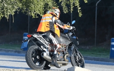 KTM 1290 Super Duke GT 2021 bất ngờ lộ ảnh thử nghiệm, mang đầy nét đặc trưng của KTM Super Duke R 2020