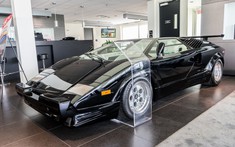 Siêu xe Lamborghini Countach "30 tuổi" nhưng còn mới nguyên, nội thất vẫn bọc ni-lông, được rao bán