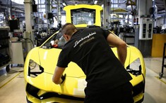 Lo ngại virus COVID-19, Lamborghini quyết định ngừng sản xuất, còn Ferrari thì bất chấp