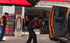 Trước diễn biến đại dịch Covid-19 ngày càng căng thẳng, các dịch vụ chăm sóc xe cũng phải xoay mình để thích ứng