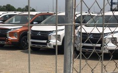 Lô xe Mitsubishi Xpander Cross xuất hiện tại cảng Việt Nam, có màu cam nổi bật