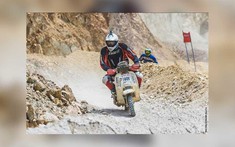 "Tây" mang Vespa độ vào tham gia giải đua Rally trên sa mạc, so kè cùng cào cào chuyên nghiệp