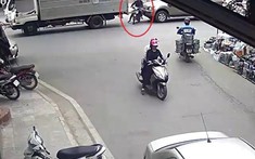 Video: Người đàn ông đi xe máy "bon chen" vào giữa 2 ô tô tại Bắc Ninh và cái kết