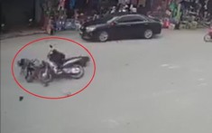 Video: Cô gái đi xe máy "phóng như bay" trên đường, tông trúng 2 người tại Bắc Ninh