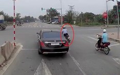 Video: Người đàn ông đi xe máy rẽ ẩu, bị Mercedes-Benz S-Class tông trúng tại Hà Nam