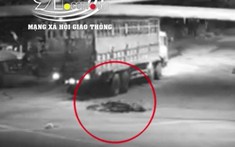 Video quay khoảnh khắc xe máy tông ô tô tải tại Bình Dương khiến 1 người gãy chân