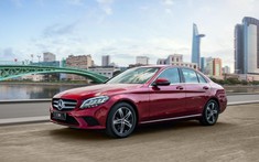 Giá cao hơn chỉ 160 triệu đồng, Mercedes-Benz C 180 có đủ sức hút để “giật khách” của Toyota Camry?