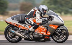 Chỉ với 900 triệu đồng, bạn có thể sở hữu ngay chiếc Suzuki Hayabusa với sức mạnh như siêu xe Lamborghini