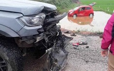 Bắc Giang: Va chạm với xe bán tải tiền tỷ Ford Ranger Raptor, Chevrolet Spark bị hất văng xuống ruộng