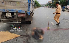 Video: Người đàn ông lao ra đường, bị ô tô tải cán tử vong tại Bắc Ninh