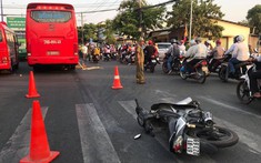 Video: Va chạm với ô tô tải, người phụ nữ đi xe máy ngã ra đường, bị xe khách cán tử vong tại Bình Dương
