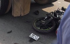 Bình Dương: Xe côn tay Suzuki Raider 150 tông vào đuôi ô tô tải, một thanh niên tử vong