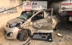 Bình Dương: Ô tô tải lao sang làn đường ngược chiều, tông nát chiếc Kia Morning và hạ gục cột điện