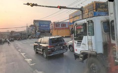 Đồng Nai: "Chuyên cơ mặt đất" Lexus LX570 đang dừng đèn đỏ thì bị ô tô tải tông trúng