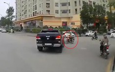 Video: Xe bán tải Mazda BT-50 tông xe máy khiến 2 bố con bị thương rồi bỏ chạy tại Hà Nội