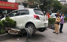 Hà Nội: Ô tô Toyota Yaris lên dốc, tông trúng người đi xe máy rồi nằm vắt ngang trên dải phân cách