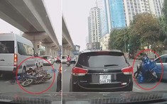 Video: Thanh niên chở nước va quệt với ô tô con, tông vào xe khách 16 chỗ trên đường Hà Nội