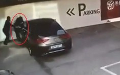 Video: Nữ tài xế đeo kính râm tông dính nhân viên đại lý Mercedes-Benz vào tường